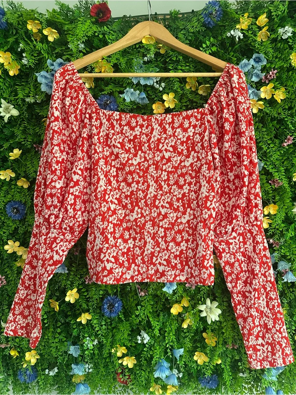 ANTHROPOLOGIE Red and White Floral Puff Sleeve Top - Medium
